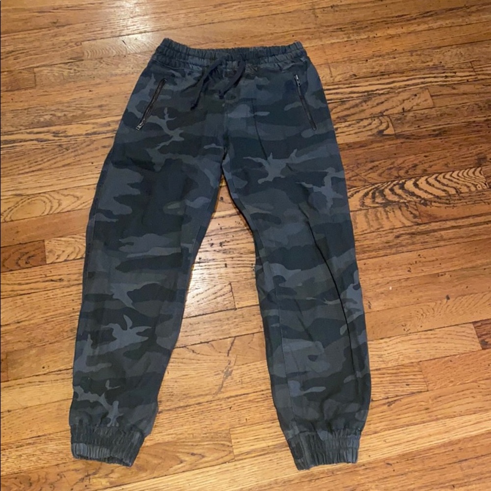 Aritzia - camo joggers - XXS
